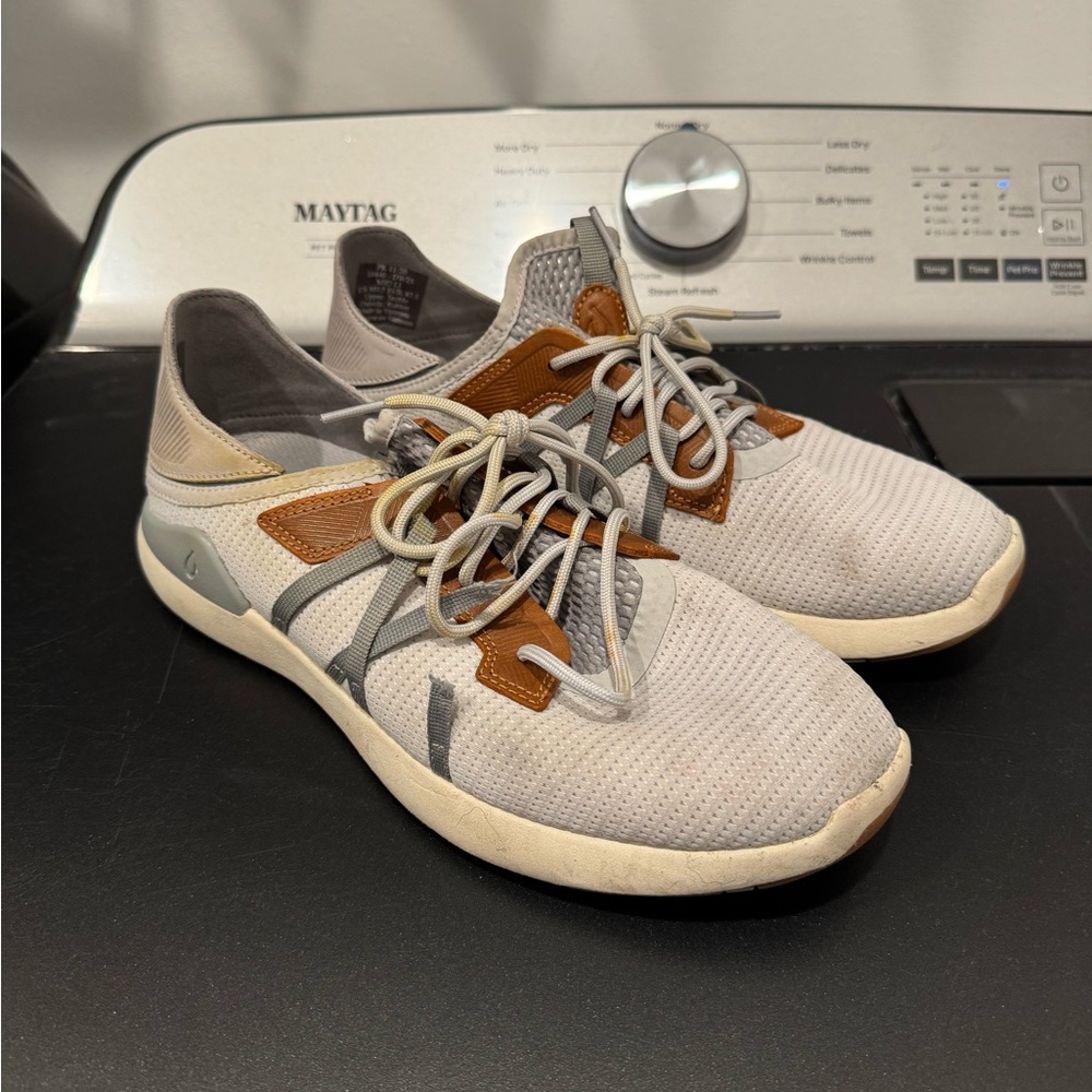 Olukai Mio Li Men’s Size 9.5 Mist Grey Brown Leather Casual Sneaker Shoe 10440